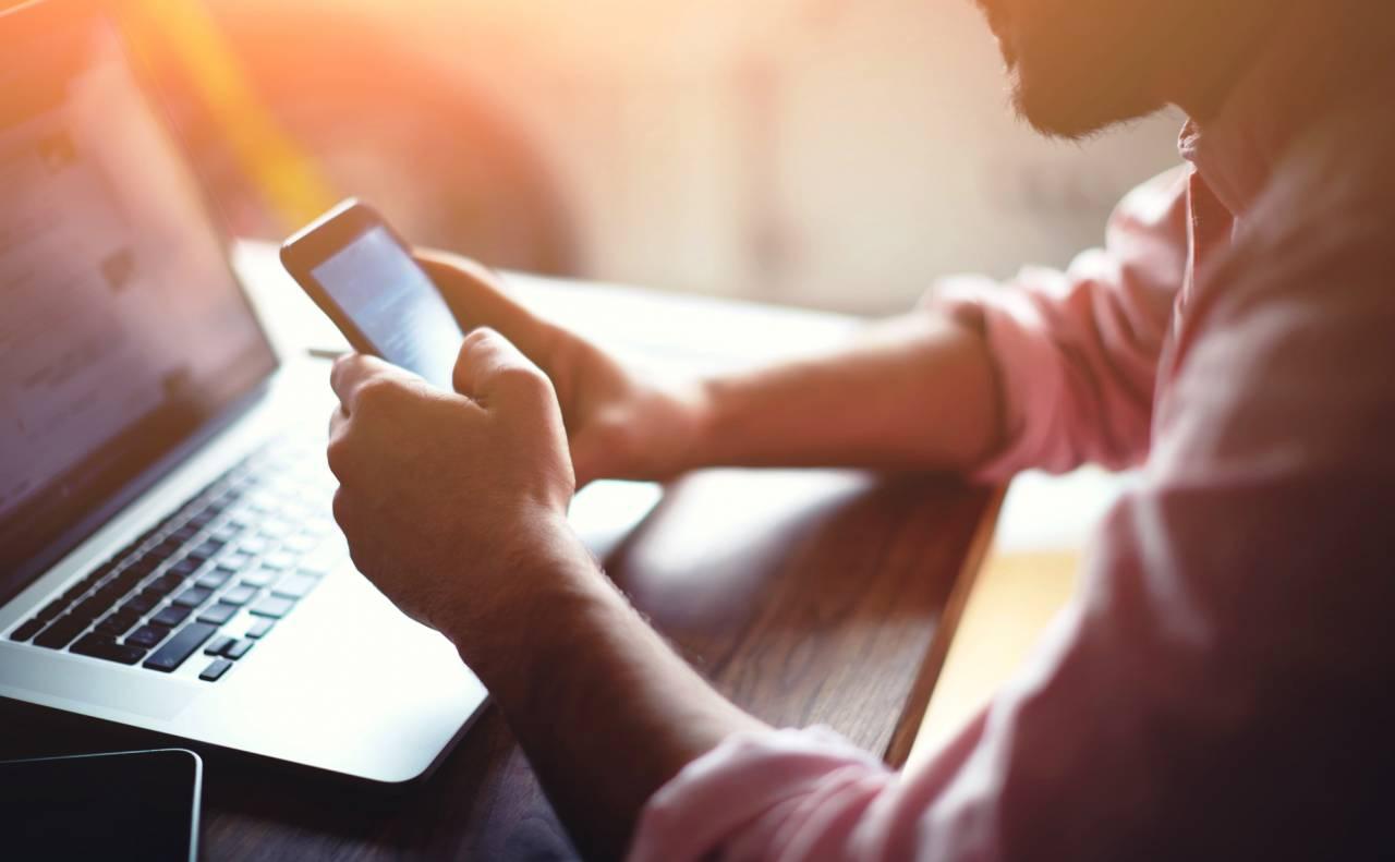 Digital Nomads' Lifeline: Keeping Connected Across Borders with Easy Top Up Mobile